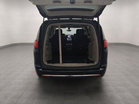 Used 2018 Chrysler Pacifica Touring-L w/ Premium Audio Group FWD image 29