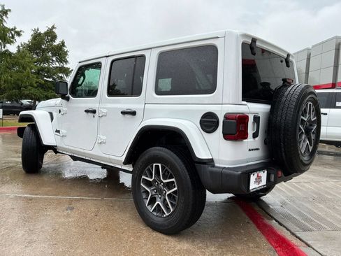 Used 2025 Jeep Wrangler Unlimited Sahara AWD/4WD image 8