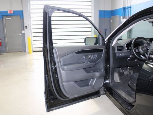 Used 2023 Honda Pilot Touring image 7