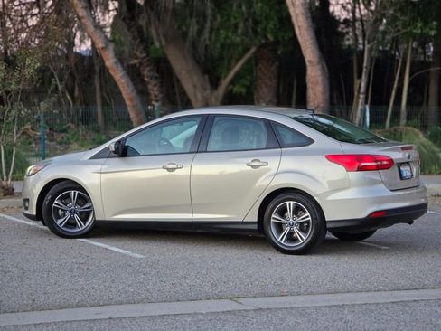 Used 2018 Ford Focus SE w/ SE Appearance Package image 13