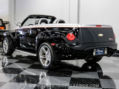 Used 2005 Chevrolet SSR w/ Preferred Equipment Group image 9