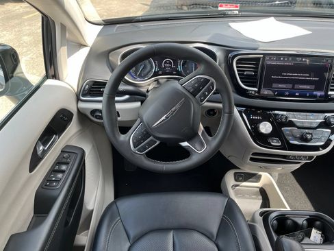 Used 2024 Chrysler Pacifica Touring-L FWD image 11