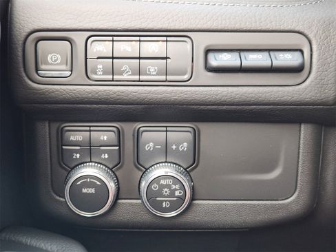 Used 2023 GMC Yukon XL Denali image 32