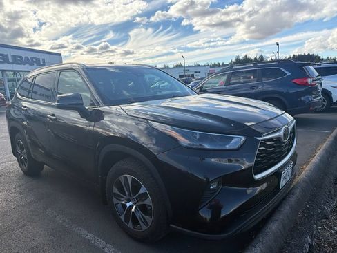 Used 2022 Toyota Highlander XLE AWD/4WD image 1