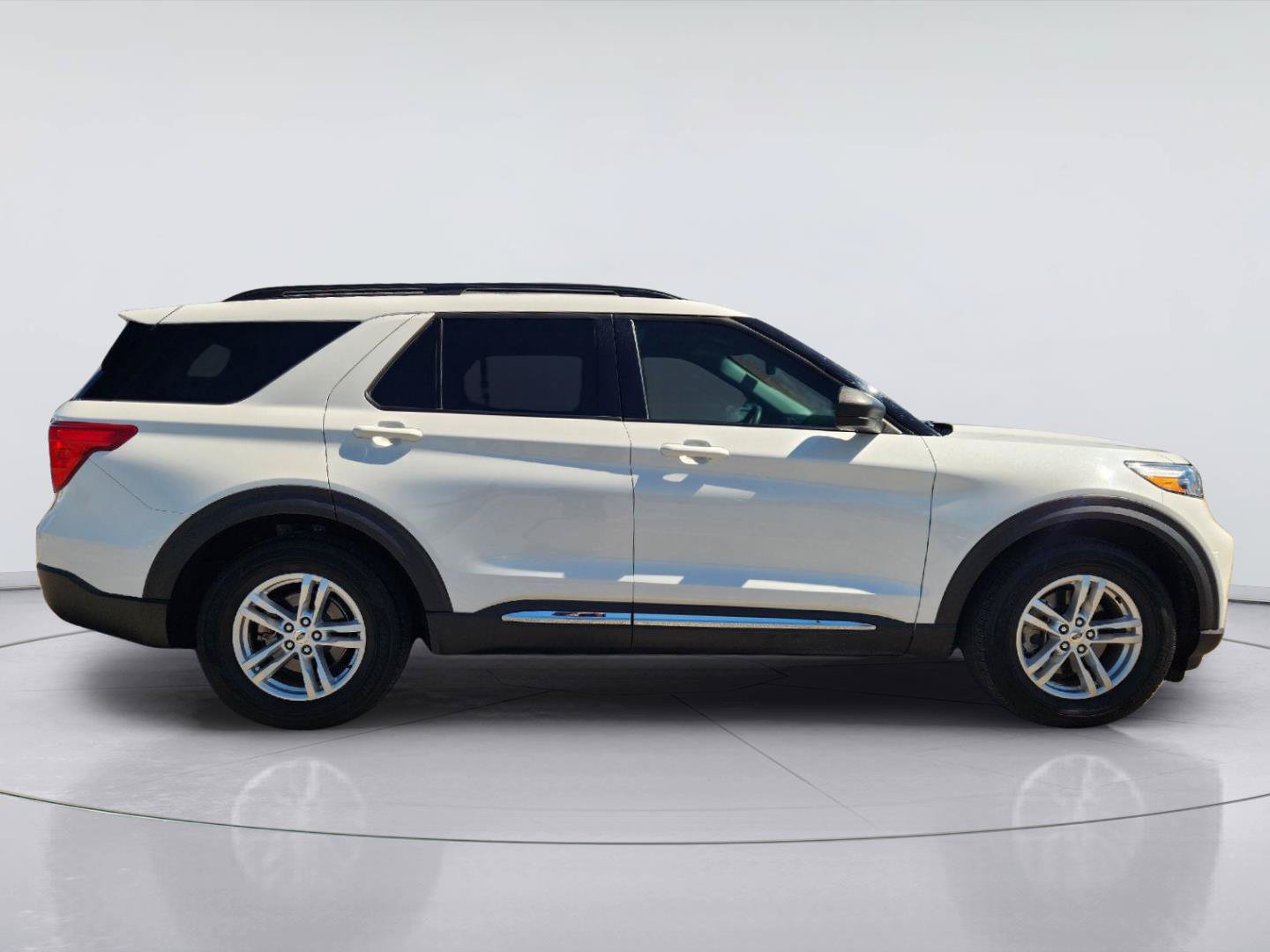 Used 2024 Ford Explorer XLT RWD image 4