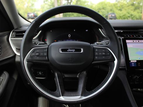 Used 2023 Jeep Grand Cherokee L Limited w/ Luxury Tech Group II AWD/4WD image 17