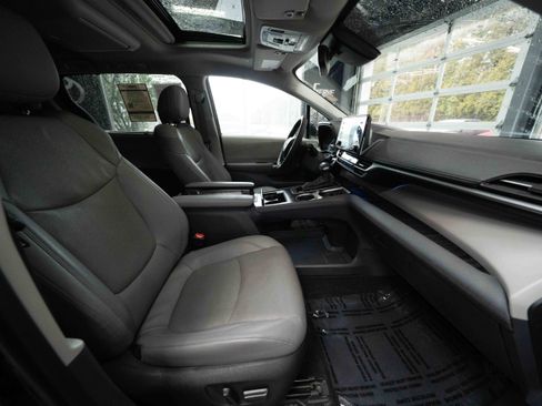 Used 2023 Toyota Sienna Limited image 28