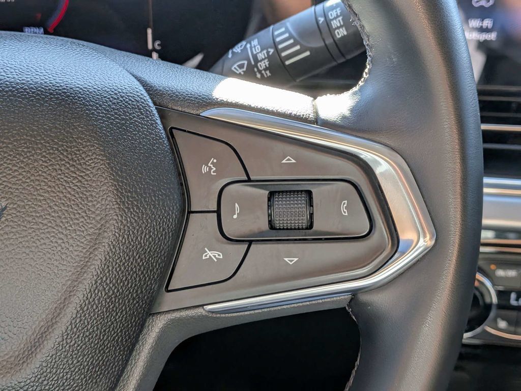Used 2025 Chevrolet Trax LT w/ Driver Confidence Package FWD image 24