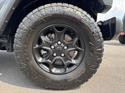 Used 2023 Jeep Gladiator Willys image 11