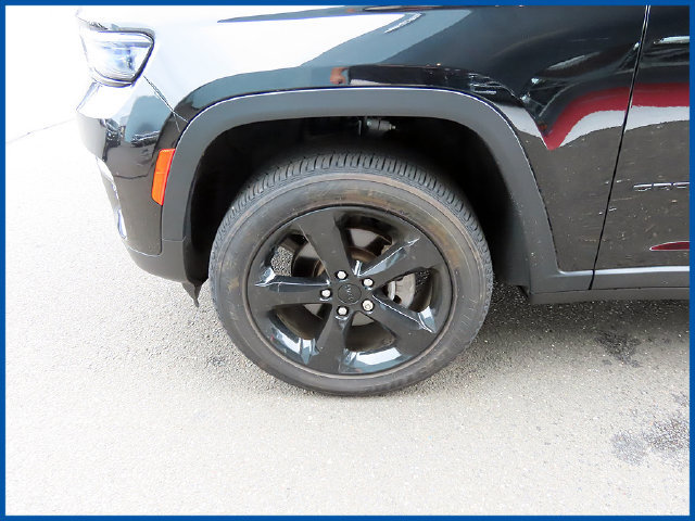 Used 2023 Jeep Grand Cherokee Altitude AWD/4WD image 4