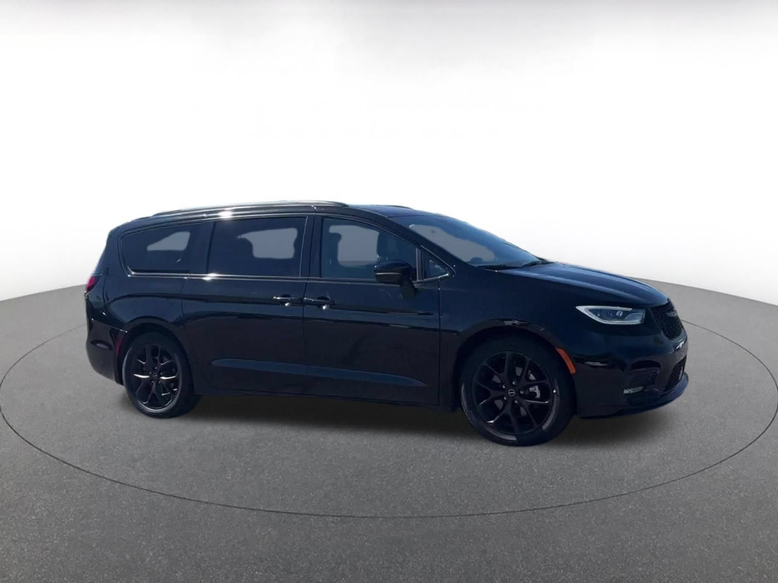 Used 2025 Chrysler Pacifica Limited FWD image 2