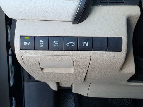 Used 2018 Toyota Camry XLE image 16