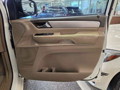 Used 2011 Volkswagen Routan SEL FWD image 36