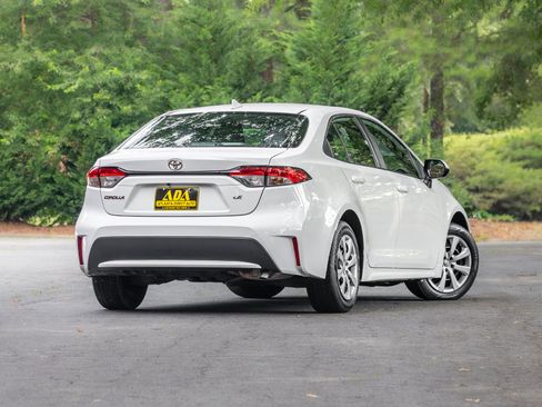 Used 2021 Toyota Corolla LE FWD image 4