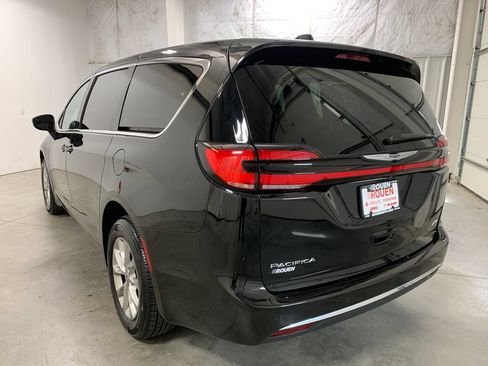 Used 2023 Chrysler Pacifica Touring-L w/ Uconnect Theater Family Group AWD/4WD image 6