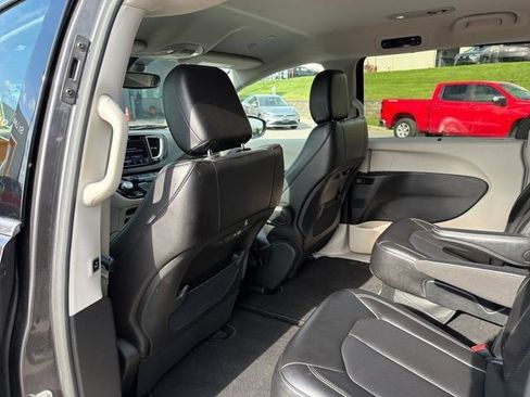 Used 2023 Chrysler Pacifica Touring-L FWD image 28