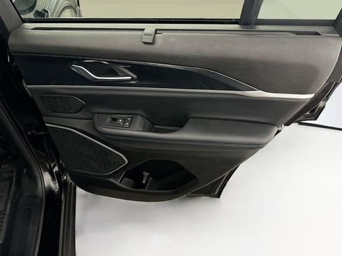 Used 2022 Jeep Grand Cherokee Trailhawk w/ Luxury Tech Group III image 32