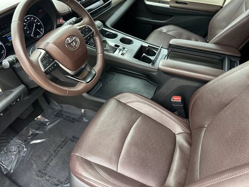 Used 2023 Toyota Sienna Platinum FWD image 10
