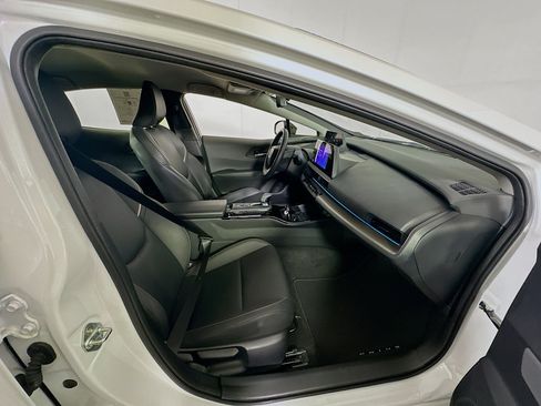 Used 2025 Toyota Prius XLE FWD image 32