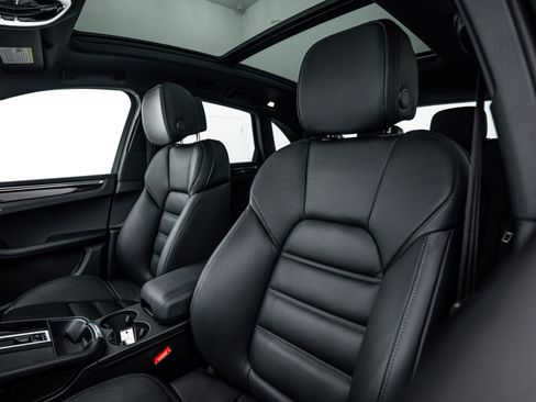 Certified 2026 Porsche Macan image 21