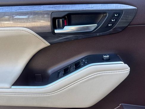 Used 2022 Toyota Highlander Limited image 10