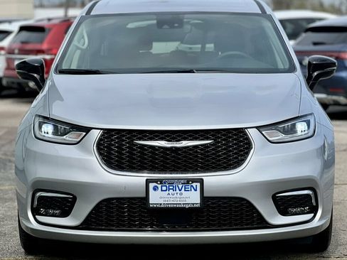 Used 2024 Chrysler Pacifica Touring-L FWD image 6