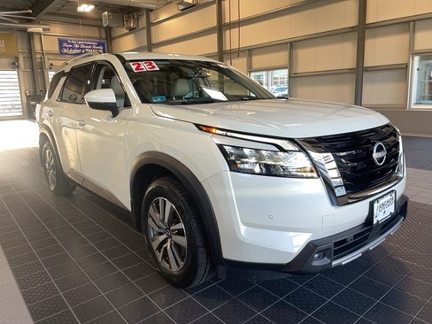 Used 2023 Nissan Pathfinder SL image 1