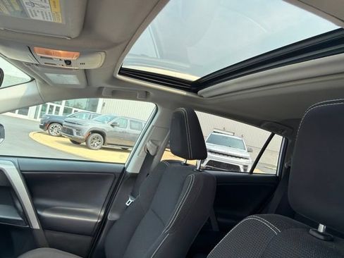 Used 2018 Toyota RAV4 XLE AWD/4WD image 18