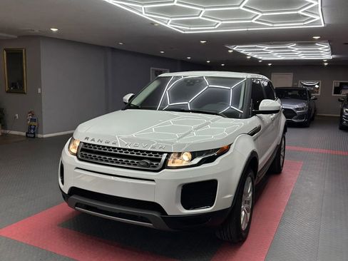 Used 2019 Land Rover Range Rover Evoque SE AWD/4WD image 2