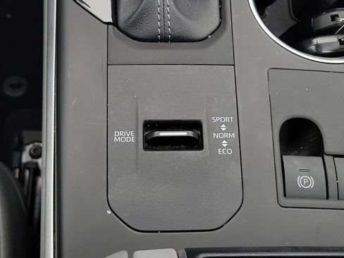 Used 2024 Toyota Highlander XLE image 35