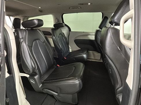 Used 2024 Chrysler Pacifica Touring-L FWD image 27