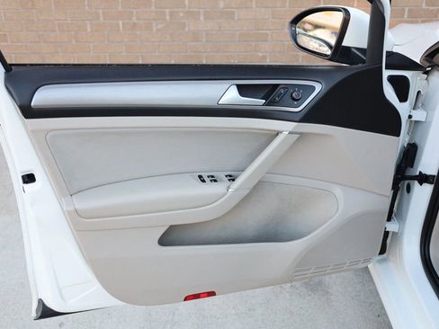 Used 2016 Volkswagen Golf S image 12