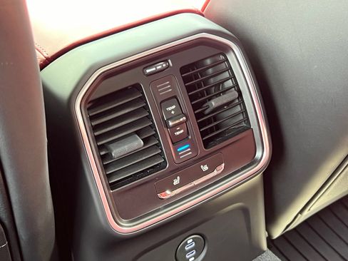 Certified 2026 Porsche Macan AWD/4WD image 20