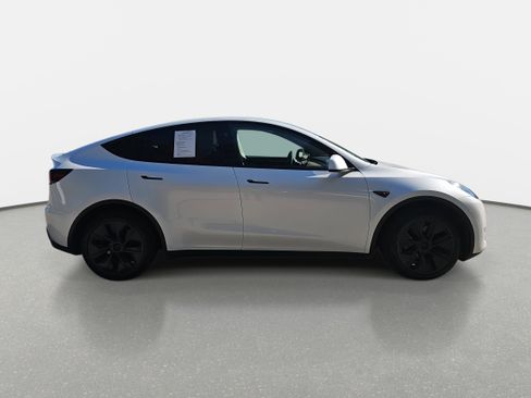 Used 2024 Tesla Model Y Long Range image 4