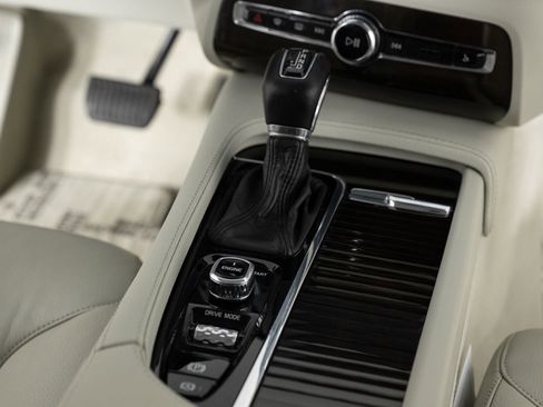 Used 2016 Volvo XC90 T6 Momentum image 39