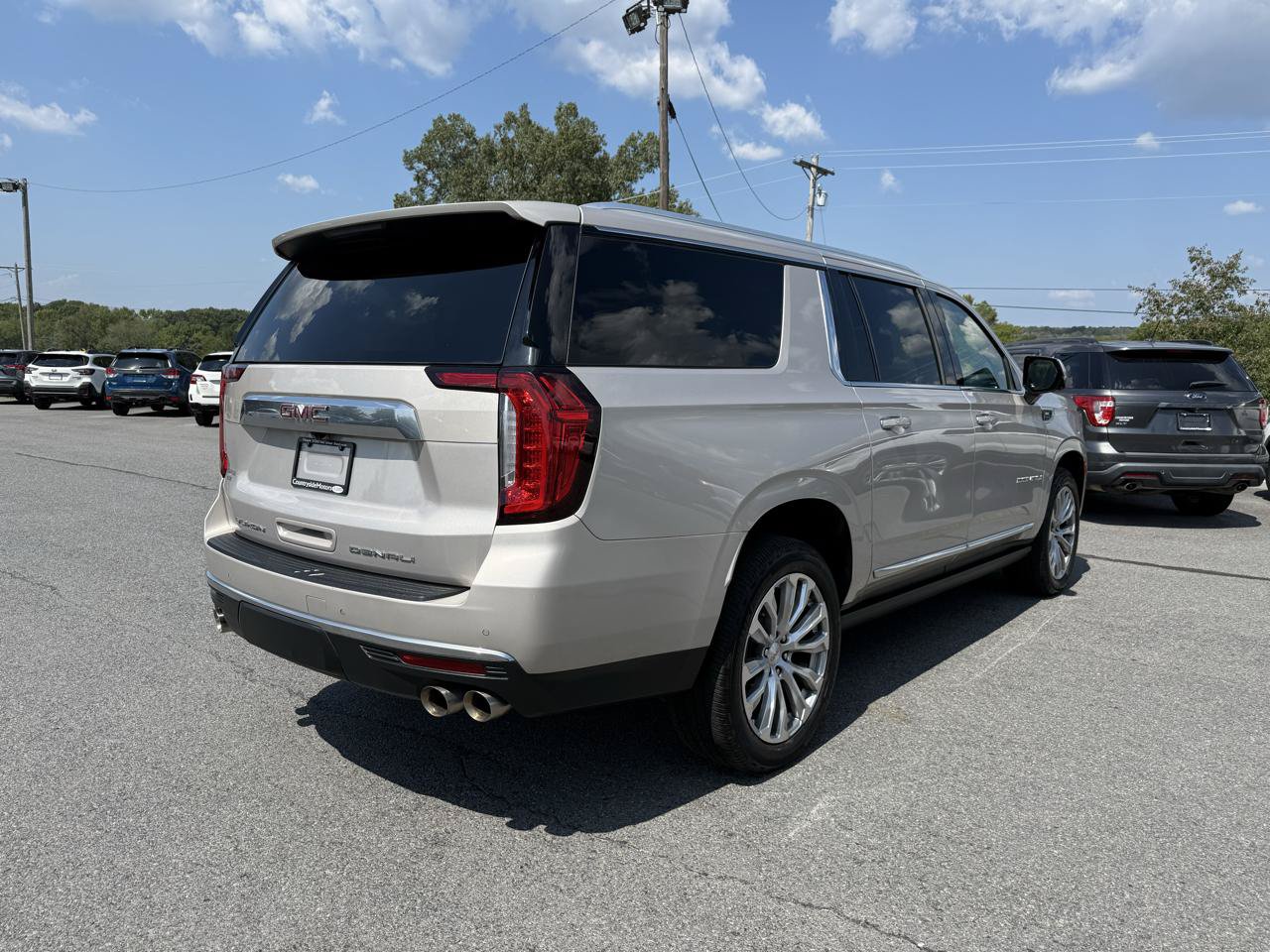 Used 2023 GMC Yukon XL Denali AWD/4WD image 6