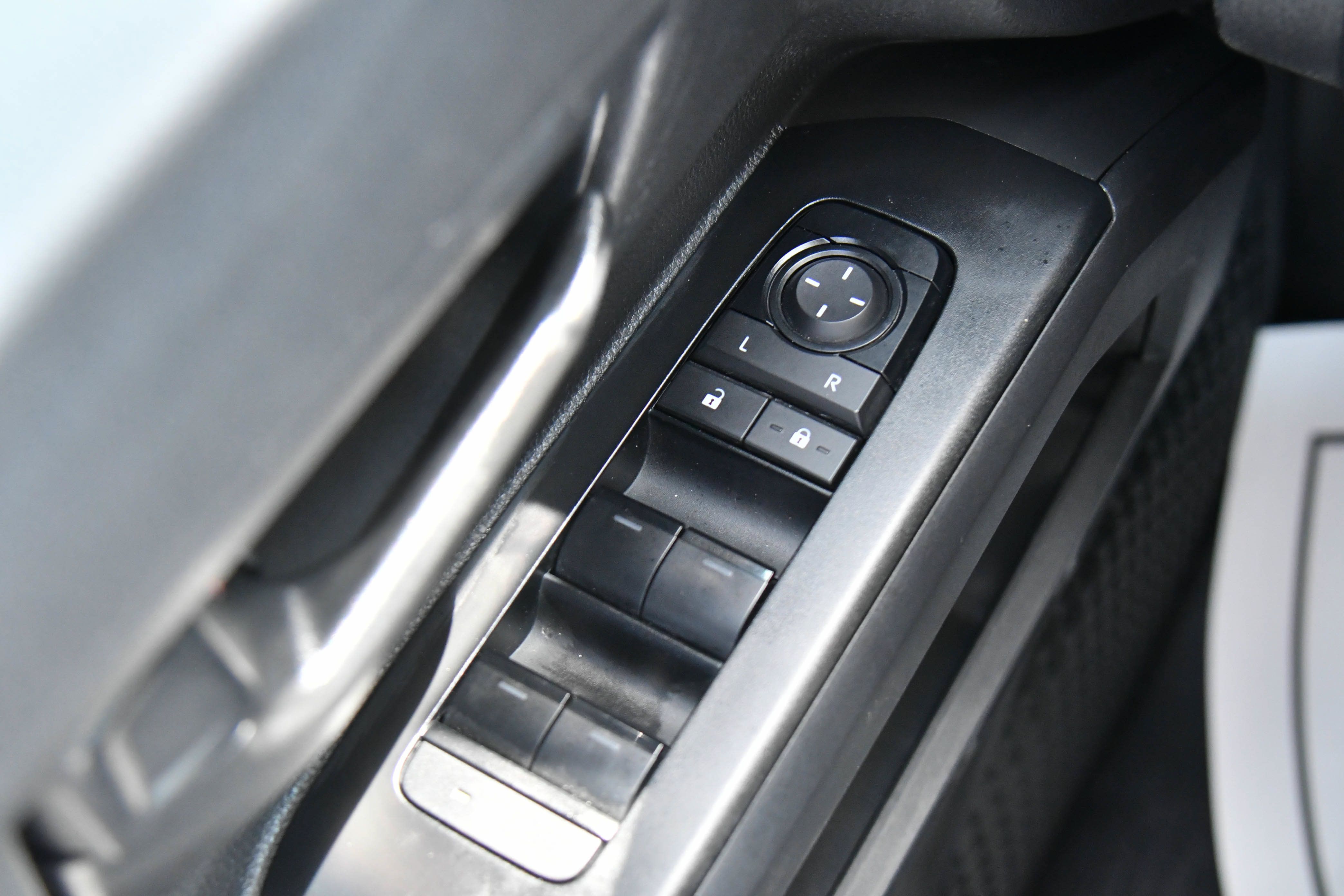 Used 2025 Toyota Tacoma SR5 AWD/4WD image 35