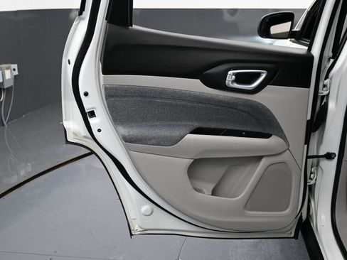 Used 2023 Jeep Compass Latitude image 39