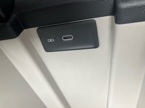 Used 2025 Volkswagen Jetta SE FWD image 32