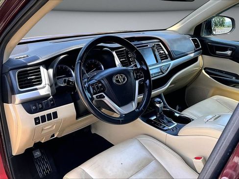 Used 2019 Toyota Highlander XLE AWD/4WD image 17