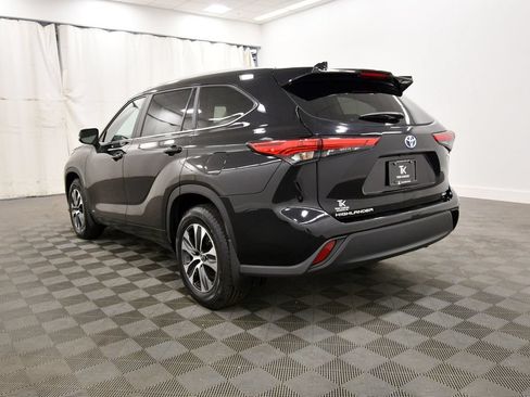 Used 2023 Toyota Highlander XLE AWD/4WD image 5