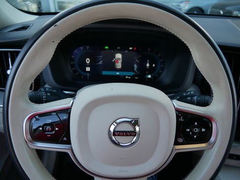 Used 2023 Volvo XC60 B5 Ultimate image 15