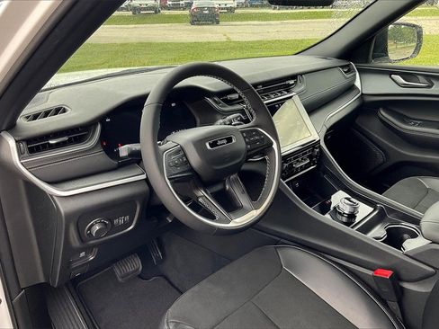 New 2025 Jeep Grand Cherokee Altitude image 6