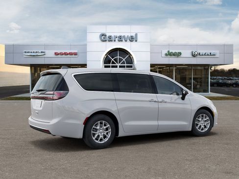 New 2026 Chrysler Pacifica Select image 4