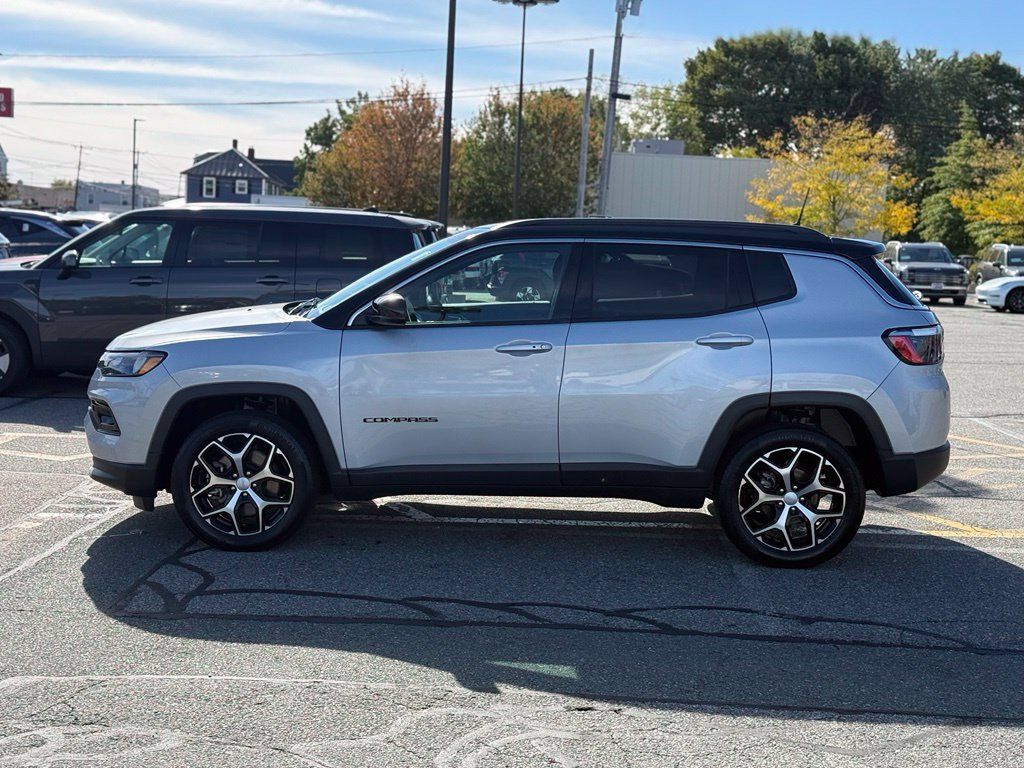 Used 2024 Jeep Compass Limited AWD/4WD image 2