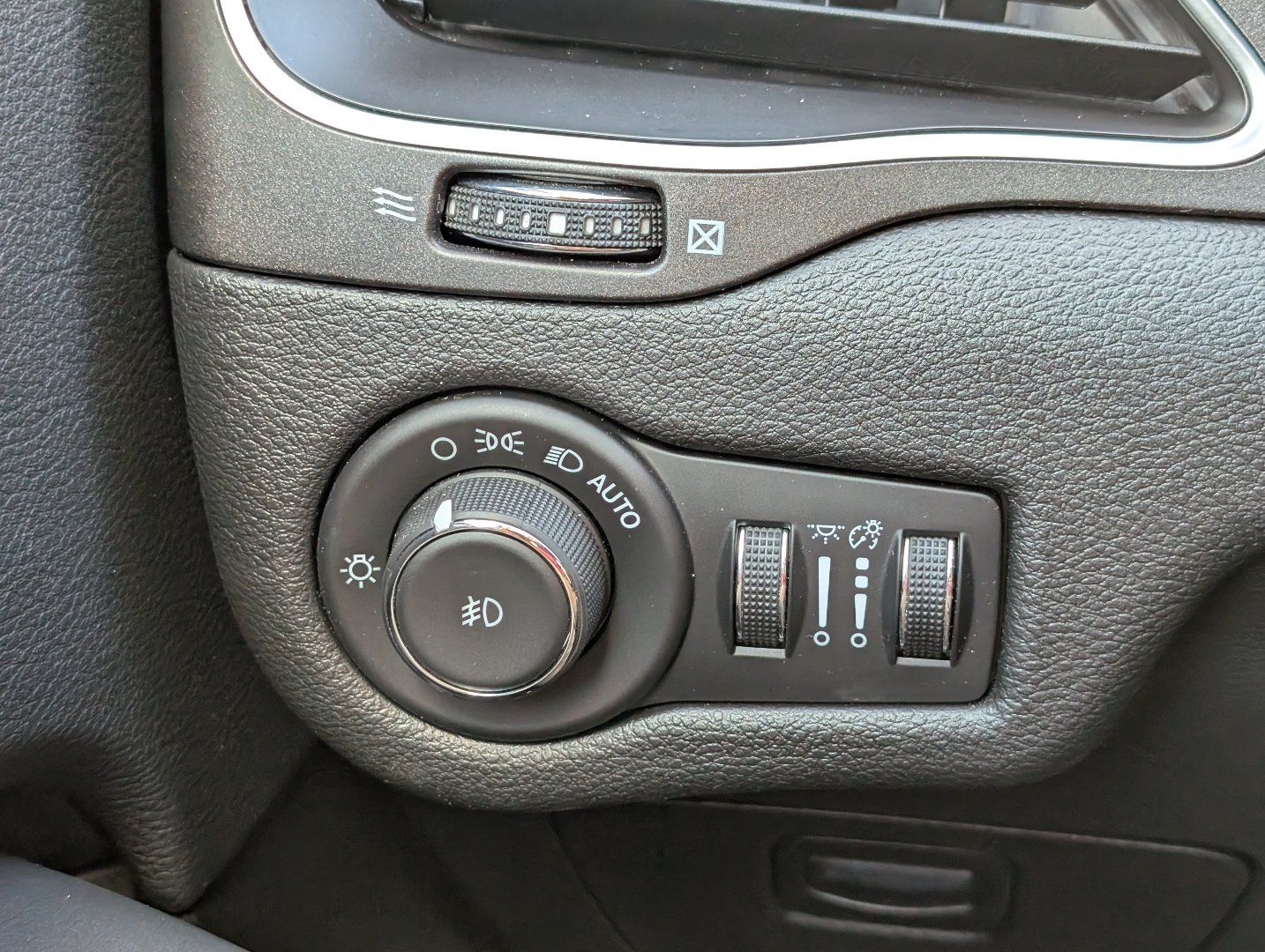 Used 2019 Jeep Cherokee Trailhawk w/ Cold Weather Group AWD/4WD image 20