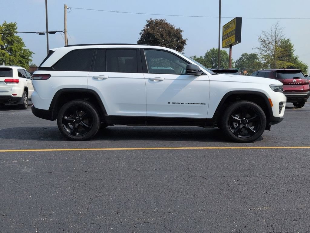 Used 2024 Jeep Grand Cherokee Altitude AWD/4WD image 9