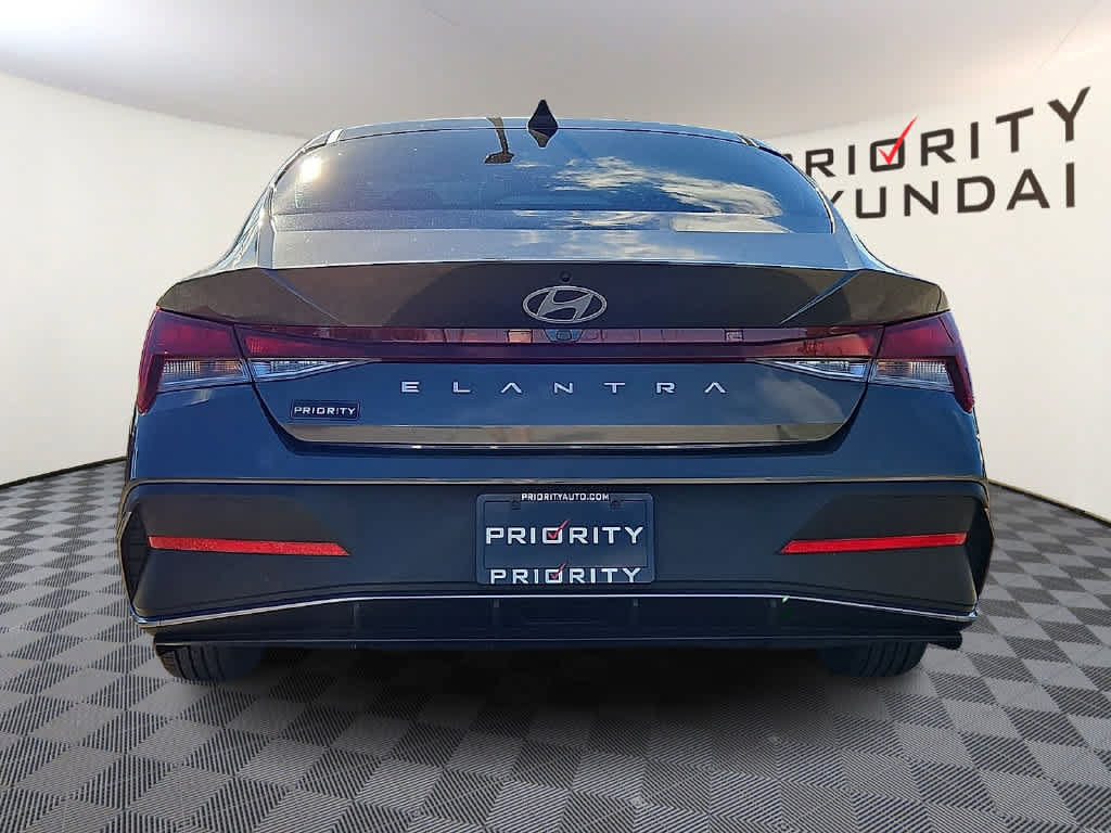 Used 2024 Hyundai Elantra SEL FWD image 5