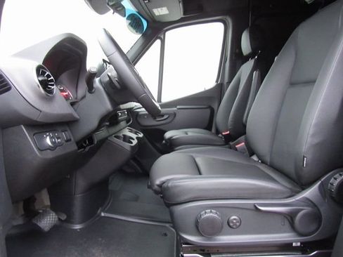 Used 2022 Mercedes-Benz Sprinter 2500 image 9