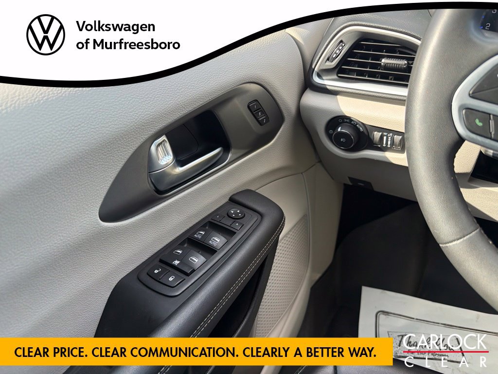 Used 2023 Chrysler Pacifica Touring-L FWD image 16